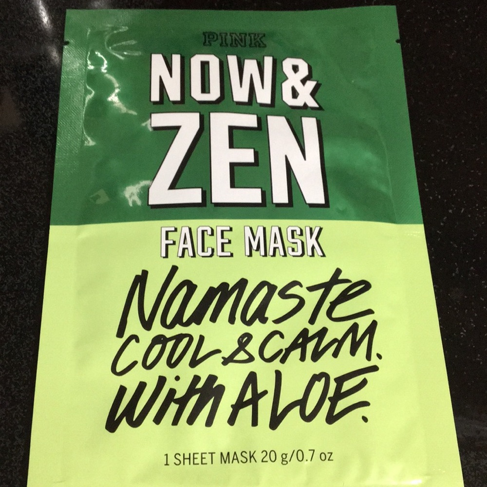 A brand new PINK face mask.